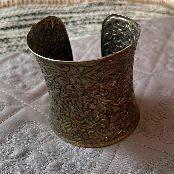 Gold cuff bracelet - Picture 3 of 3